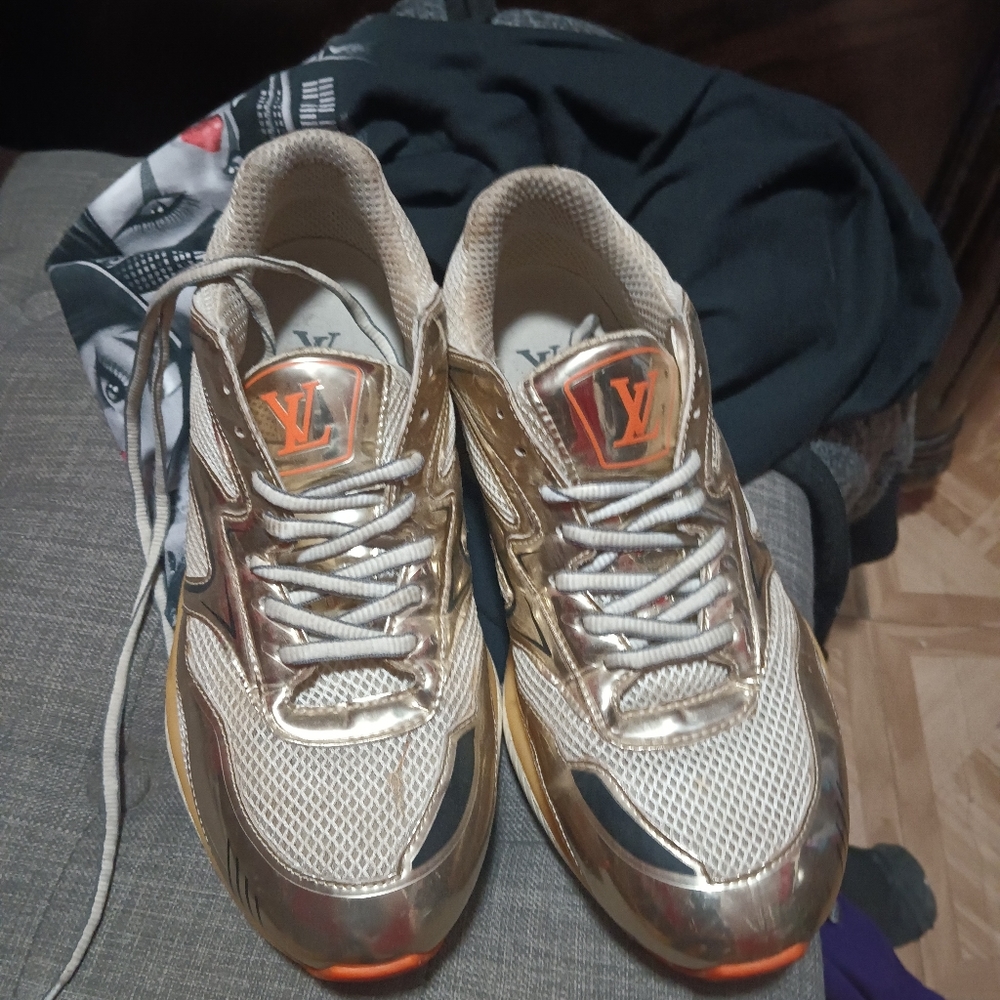 LV trailhead sneaker,size 10, orange &gold